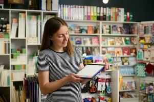 aangenaam jong vrouw verkoper in kantoor levering winkel, presenteren Bij camera een metaal geval met pastel spectrum kleur potloden foto