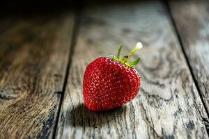 rijp aardbeien Aan houten oud bord. foto