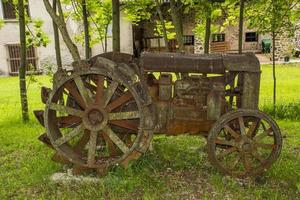 antieke roestige tractor foto