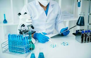 test buizen in kliniek, apotheek en medisch Onderzoek laboratorium en chemisch stoffen foto