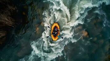 antenne top visie extreem sport kajak zeilen berg rivier- met zon licht. raften, wildwater kajakken. foto