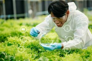 onderzoeker in wit uniform zijn controle met ph stroken in hydrocultuur boerderij en ph niveau schaal grafisch, wetenschap laboratorium kas concept. foto