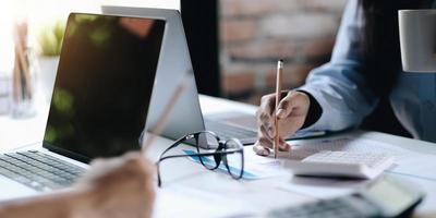 zakenmensen die de grafieken en grafieken bespreken die de resultaten van hun succesvolle teamwerk laten zien foto