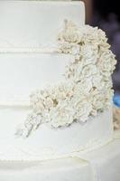 witte bruidstaart met bloem foto