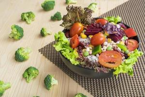 salade op houten tafel, gezond voedselconcept foto