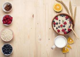 gezonde ontbijtingrediënten op houten tafel, gezond voedselconcept