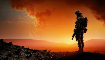 een eenzaam soldaten aftekenen tegen een vurig oranje zonsondergang foto