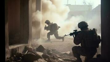 een team van soldaten nemen Hoes achter een geruïneerd gebouw foto