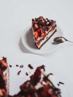 heerlijke zelfgemaakte chocoladetaart met aardbeien foto