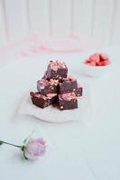 huisgemaakte chocolade fudge met aardbeien en pijnboompitten foto