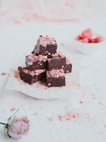 huisgemaakte chocolade fudge met aardbeien en pijnboompitten foto