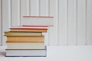 stapels educatieve boeken op een witte achtergrond. onderwijsconcept. foto