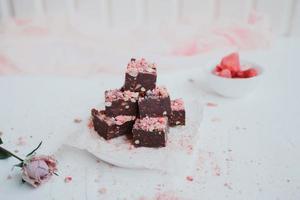 huisgemaakte chocolade fudge met aardbeien en pijnboompitten foto