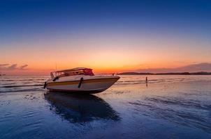 strand avond zee speedboot bewolkt bij oa nang krabi thailand foto