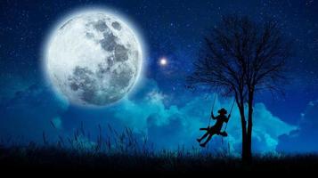 verbeelding de meisjes wiegen temidden van vele sterren en volle maan 's nachts. foto