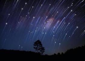 roterende ster melkweg berg nacht blauwe lucht foto