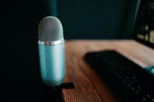 professionele microfoon in de radio- of podcaststudio