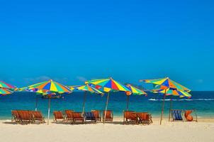 zee, eiland, paraplu, thailand, khai eiland phuket, ligbedden en parasols op een tropisch strand foto