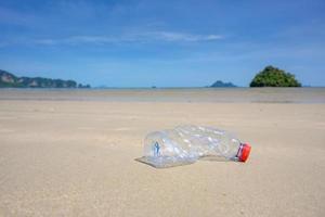 plastic afval op het strand, de zee, het concept van natuur- en milieubehoud