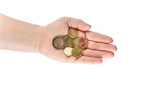 hand met eurocent munten. vrouw handen met munten. foto