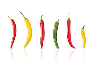chili pepers, pepers, rood, groen en geel, geïsoleerd op een witte achtergrond met slagschaduw.