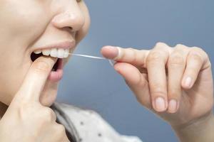 lachende vrouwen gebruiken tandzijde witte gezonde tanden