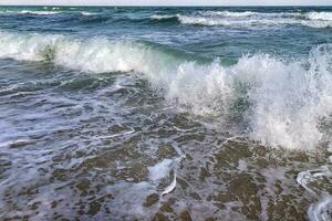 zee golven, dichtbij omhoog, schoonheid water golven verstuiven foto