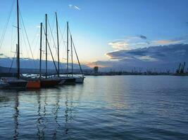 jachten en boten Bij zonsondergang in de haven. zwart zee, varna, bulgarije. foto