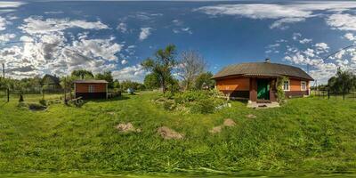 360 hdri panorama visie in werf in de buurt houten eco huis in dorp in equirectangular bolvormig projectie. voor vr ar inhoud foto