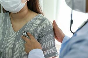 dokter controleren lichaam door stethoscoop gezondheidszorg en medisch concept. foto