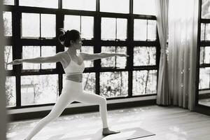 vrouw aan het doen yoga uitrekken oefening foto