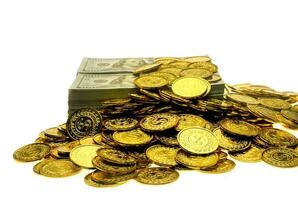 stapel gouden munten en geld bankbiljet 100 usd foto