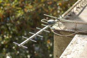 een tv-antenne geïnstalleerd op een oud balkon foto