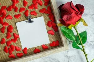 valentijnsdag dag achtergrond. rood roos met bericht kaart van liefde romantisch paar. foto