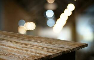 hout tafel top in vervagen achtergrond kamer interieur met leeg kopiëren ruimte. foto