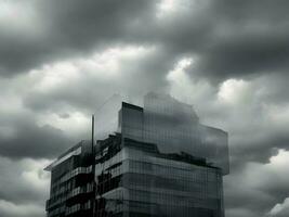 een wijnoogst oud gebouw met donker wolken in de lucht, ai generatie. foto