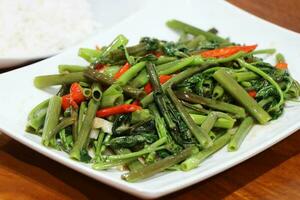 roergebakken Chinese ochtend- heerlijkheid of water spinazie - Aziatisch voedsel stijl foto