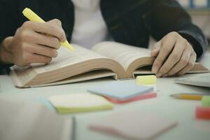 lezing een boek. onderwijs concept. foto