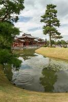 duizendjarige tempel van de stad van uji in kyoto, Japan, gebouwen, vijver en tuinen foto