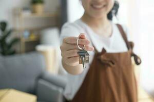 vrouw eigenaar kopen aankoop huis, verhuizen naar onderkomen, verhuur, huur, eigendom concept foto