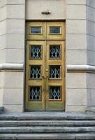 een oud houten deur naar een klassiek gebouw. klassiek houten deuren. hoog deuren. foto