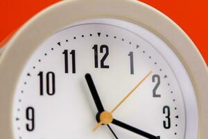 alarm klok tijd strategie werk plan met tijd. oranje achtergrond. werken met tijd. stiptheid. houden tijd. waarde tijd concept. foto