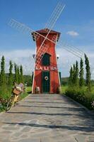 alternatief energie windmolen en turbine in landelijk tafereel met milieu behoud lucht bomen en architectuur foto