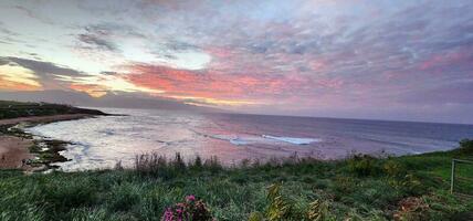 zonsondergang Aan een hawaiiaans strand foto