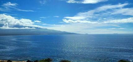 Hawaii kustlijn met blauw ski en wolken Aan een zomer dag foto