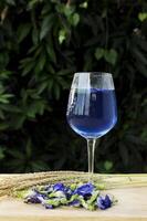 vlindererwt kruidenblauw drankje vers met wijnglas verticaal foto