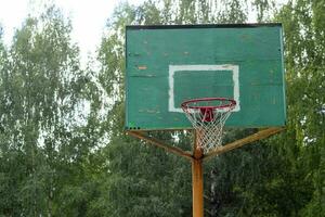 oud basketbal hoepel de achtergrond van een Woud. foto