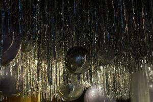 plafond met zilver ballonnen en folie regen. foto