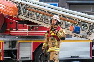 berliner brandweer brandweerman aan het werk foto