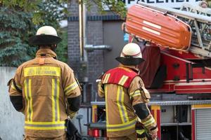 teruggedraaide berliner brandweer brandweerlieden aan het werk in duitsland foto